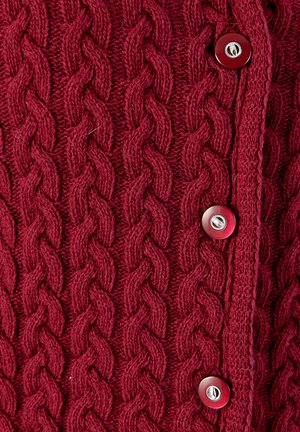 Maglione lavorato a maglia bordeaux con motivo a treccia, caratterizzato da cinque bottoni rotondi a contrasto lungo la parte anteriore. Tessuto testurizzato con punti visibili.