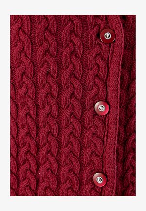 Burgunderfarbener gestrickter Pullover mit einem Zopfmuster, der fünf kontrastierende runde Knöpfe an der Vorderseite aufweist. Strukturstoff mit sichtbaren Stichen.