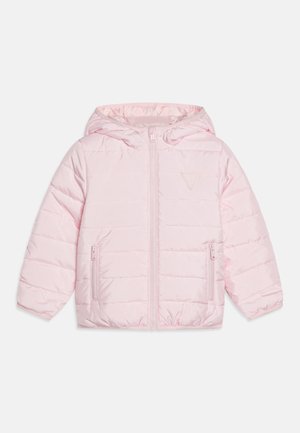 Lyserød dunjakke med hætte, lynlås foran og to sidelommer. Har quiltet design og en subtil logoaccent på brystet. Blød tekstur.