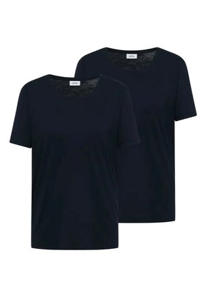 Deux t-shirts noirs unis à manches courtes et col rond, présentés en chevauchement, avec des étiquettes de marque visibles à l'intérieur des cols.