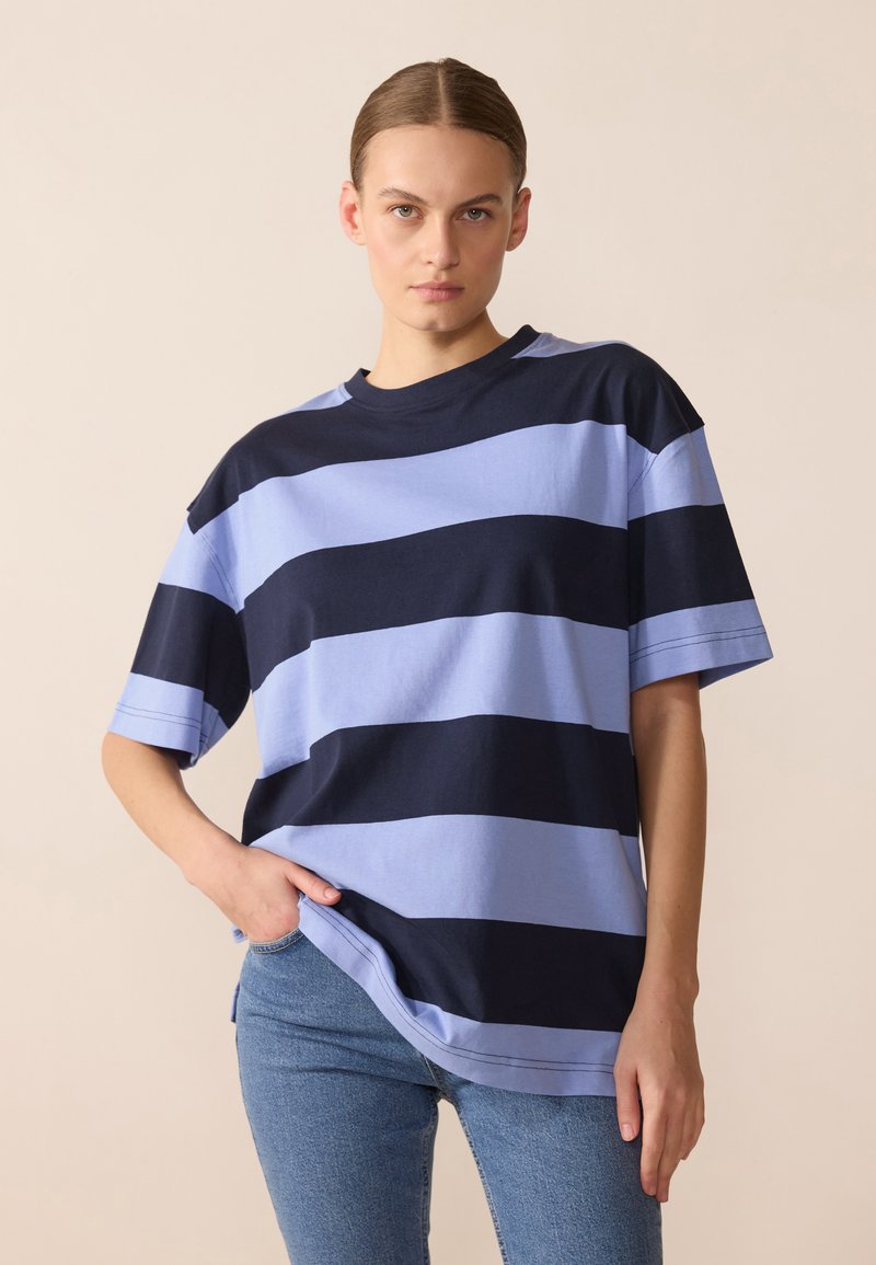 Světle modré a tmavě námořnické pruhované oversized bavlněné tričko s krátkým rukávem, kulatým výstřihem a volným střihem.