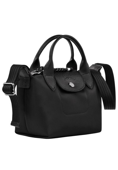 Schwarze Handtasche aus strukturiertem Nylon, mit doppelten Obergriffen, einem abnehmbaren Riemen und einem Druckknopfverschluss mit Logo-Akzent. Kompakte Form.