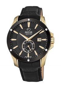 Reloj Jaguar con un dial texturizado negro, marcadores en tono dorado y una pantalla de fecha. Presenta una correa de cuero negro y un cristal de zafiro.