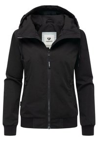 Svart zip-up jacka med huva, dragsnören, sidofickor med dragkedja, ribbade muddar och fåll, märkt "ragwear" innerst vid kragen och på dragkedjans dragare.