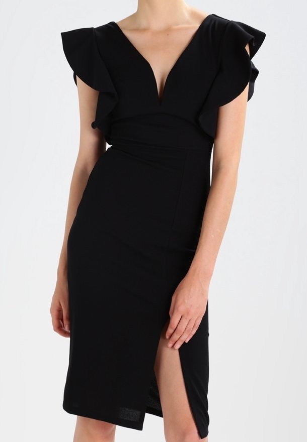Robe midi noire cintrée avec un profond décolleté en V, des manches courtes volantées et une fente à l'avant, portée par une personne debout sur un fond uni.