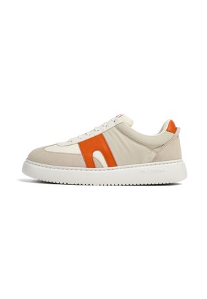 Sneaker with a beige leather upper, orange accents, and a textured suede toe cap. Features a white rubber sole and stitched detailing.