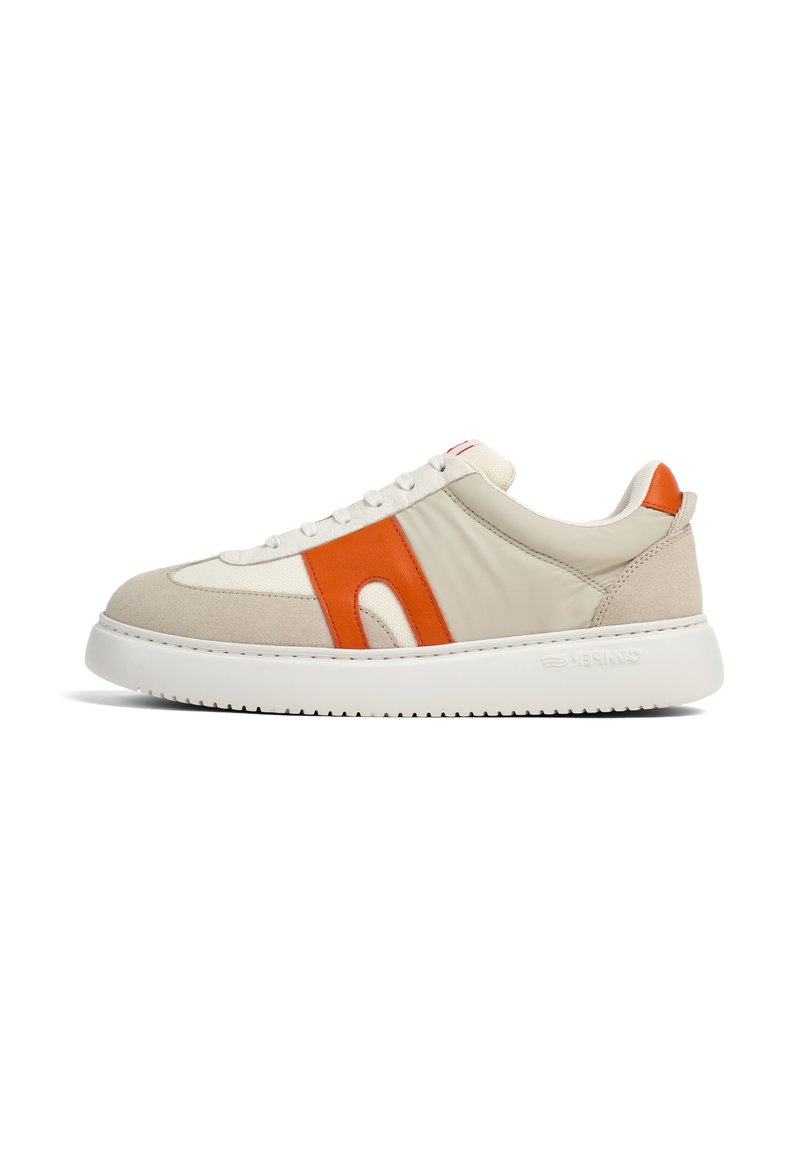 Zapatilla con parte superior de cuero beige, acentos naranjas y una puntera de ante texturizado. Cuenta con una suela de goma blanca y detalles de costura.