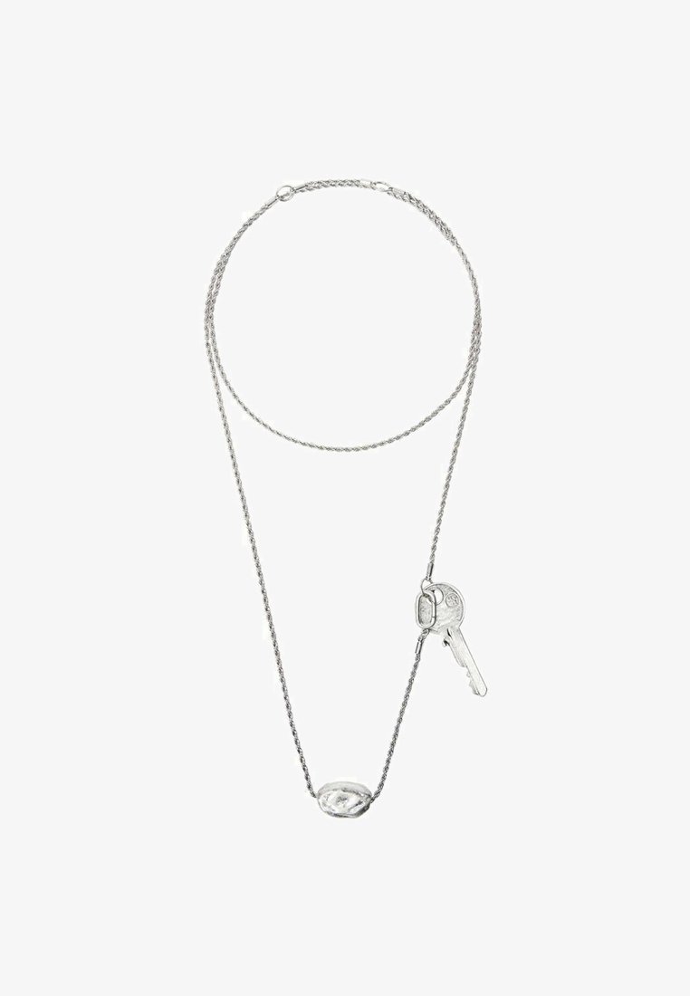 Zilveren ketting met een textuur edelovaal hanger en een hangende sleutel. De ketting is gevlochten en heeft een gepolijste afwerking.