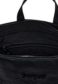Borsa a mano in pelle nera con esterno testurizzato. Presenta un'apertura con zip e una tasca interna con fodera liscia. Nome del marchio impresso.