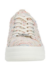 Sneaker blanc texturé avec des accents de fil multicolore, design à lacets, œillets en métal et semelle blanche épaisse pour plus de hauteur.