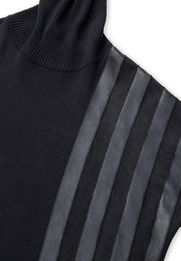 Czarny sweter z golfem z pięcioma naprzemiennymi pionowymi paskami z ciemnoszarej skóry i zamszu na rękawie.