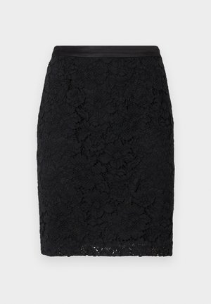 Jupe crayon en dentelle noire avec une ceinture en satin lisse, présentant des motifs floraux détaillés et une coupe slim.