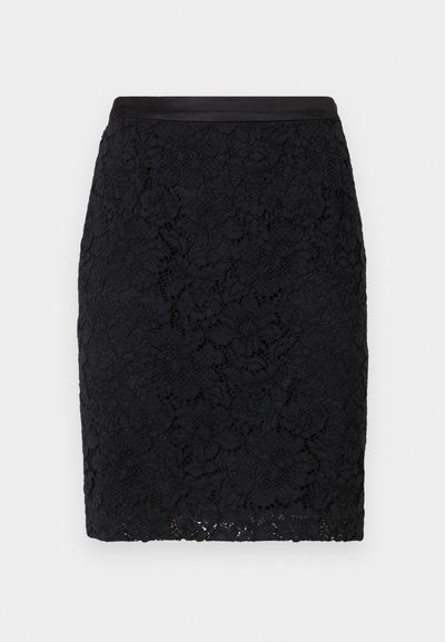 Jupe crayon en dentelle noire avec une ceinture en satin lisse, présentant des motifs floraux détaillés et une coupe slim.