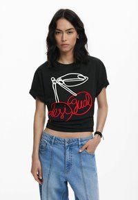 Desigual CHERRY EMBOSSED - T-shirt con stampa - black