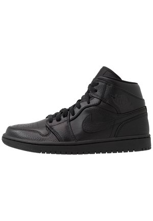 Czarne sneakersy typu high-top wykonane z skóry, z teksturowanymi akcentami, perforowanym noskiem i gumową podeszwą. Posiadają płaskie sznurówki oraz detal z logo.
