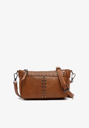 Leren crossbody tas in tan met zilveren studs langs de bovenkant en in het midden. Inclusief een verstelbare schouderband en metalen hardware.