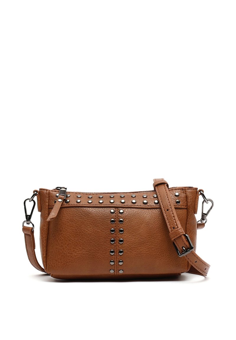 Borsa a tracolla in pelle color cuoio con borchie argentate lungo la parte superiore e al centro. Include una tracolla regolabile e accessori in metallo.