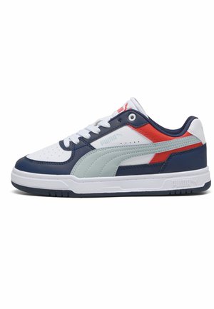 Χαμηλό sneaker Puma με λευκά, ναυτικό μπλε, κόκκινα και ανοιχτογκρι πάνελ, λευκά κορδόνια και λαστιχένια σόλα, εμφανιζόμενο από το πλάι σε λευκό φόντο.