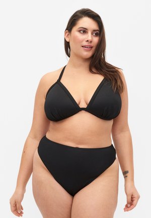 Svart bikini med en triangulär topp med tunna remmar och hög midja. Slät textur med minimala sömmar och utan mönster.