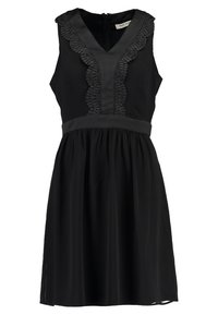 Černé šaty bez rukávů s výstřihem do V, krajkovým lemováním po předním panelu, přiléhavým pasem a sukní, která je ke kolenům s nařasením.
