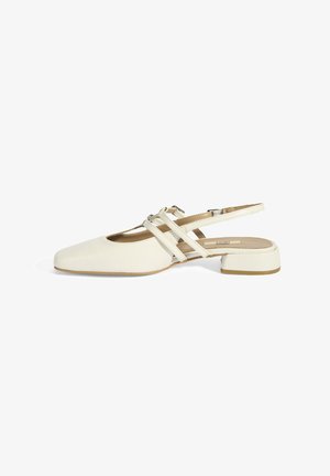 Witte slingback schoen met een vierkante neus, kruisbandontwerp en een lage blokhak. Gladde textuur en minimalistische esthetiek.
