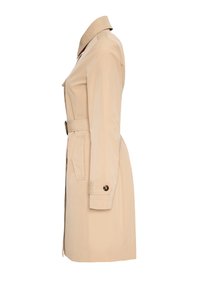 Beige trenchcoat met een getailleerd ontwerp, knopenmanchetten, kraag en riem. Gemaakt van soepele stof, heeft zijzakken en een strakke silhouette.