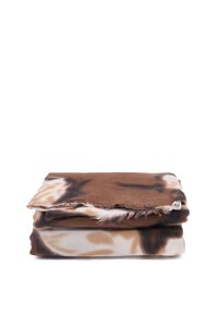 Coperta in pile marrone con una texture morbida, che presenta un motivo di giraffe in tonalità di marrone chiaro e crema, piegata e impilata ordinatamente.