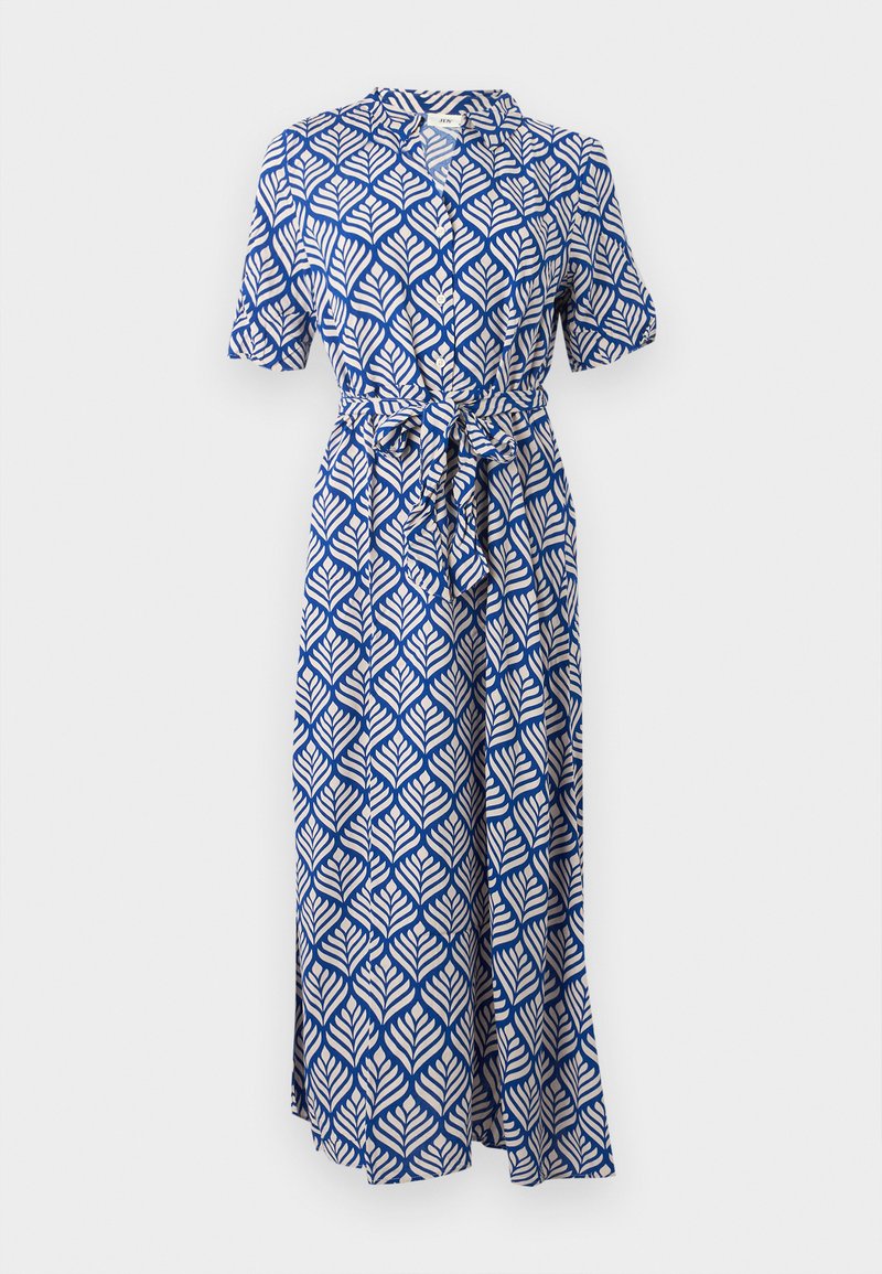 Robe chemise à motifs bleus et blancs avec manches courtes, boutons sur le devant, col et ceinture nouée à la taille, présentée sur un fond uni.