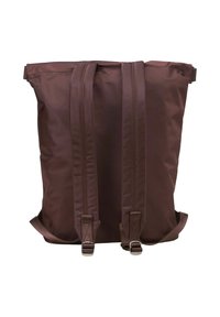 Sac à dos en tissu brun durable avec deux bretelles rembourrées et une fermeture supérieure. Dispose de bretelles réglables et de clips en métal.