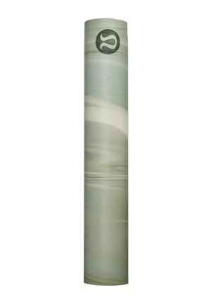 Opgerolde groen-witte gemarmerde yogamat met een cirkel-logo met een abstract golfontwerp bovenaan.