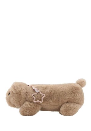Giocattolo per cani in peluche color beige con forme arrotondate, una coda corta e dettagli cuciti. Presenta un etichetta a forma di stella rosa attaccata a un collare.