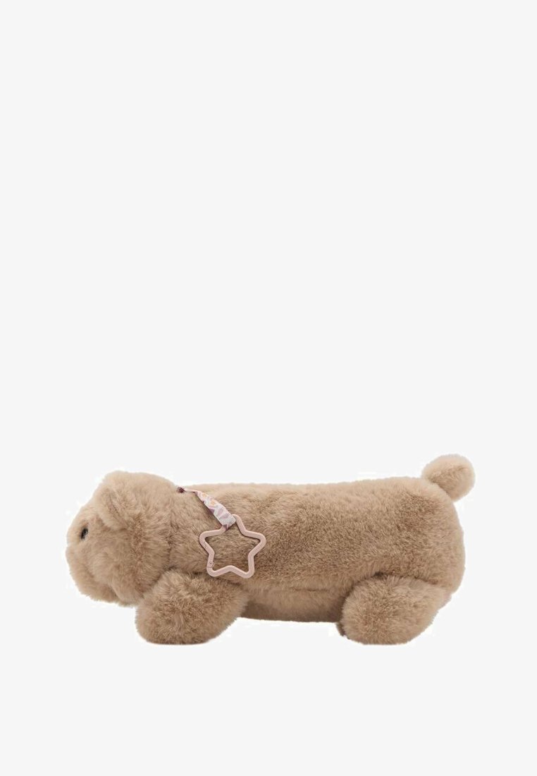 Hnedý plyšový pes hračka s zaoblenými tvarmi, krátkym chvostom a vyšitými detailmi. Obsahuje ružovú hviezdnu visačku pripevnenú na obojku.