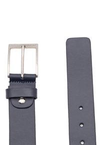 Cintura in pelle blu con fibbia in metallo argentato e una superficie liscia. Include fori regolabili e un passante in pelle cucito.