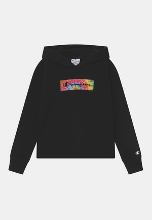 Sudadera negra con capucha de algodón, con un parche de logo colorido de estilo tie-dye con la palabra "Champion" en el frente y un pequeño logo en la manga.