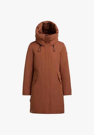 Cappotto isolato marrone con colletto alto e grande cappuccio. Presenta tasche frontali e una silhouette dritta. Tessuto liscio e dettagli minimi.