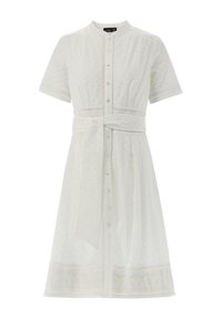 Weißes Kurzarmkleid aus strukturiertem Stoff mit Lochstickerei, ausgestattet mit einer Knopfleiste vorne und einem Gürtel zum Selbstbinden in der Taille.