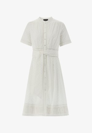 Weißes Kurzarmkleid aus strukturiertem Stoff mit Lochstickerei, ausgestattet mit einer Knopfleiste vorne und einem Gürtel zum Selbstbinden in der Taille.