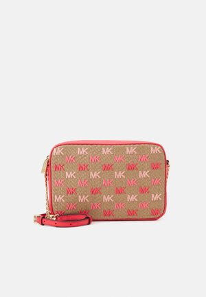 Borsa a tracolla beige e rosa con motivo ripetuto "MK", rifinitura corallo e tracolla regolabile con dettagli in catena dorata.