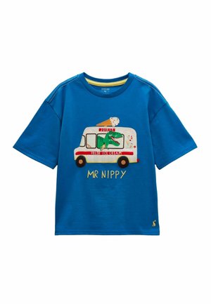 Niebieska dziecięca koszulka z nadrukiem ciężarówki z lodami, na którym znajduje się zielony dinozaur oraz napis "MR NIPPY" poniżej.