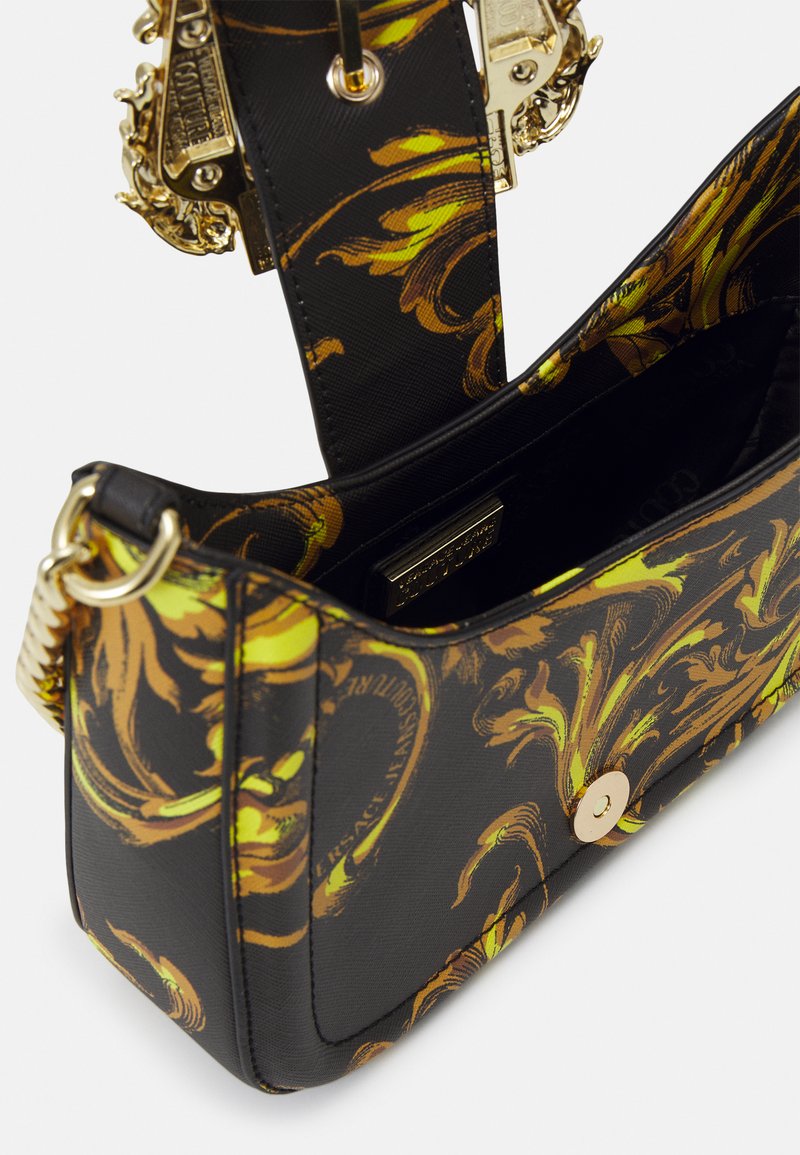 Damen Handtaschen | Versace Jeans Couture BAROQUE SAFFIANO CROSSBODY Handtasche black/schwarz - DS84045 Damen Handtaschen | Versace Jeans Couture BAROQUE SAFFIANO CROSSBODY Handtasche black/schwarz - DS84045