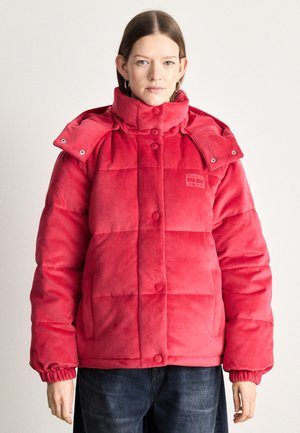 Leuchtend rote Pufferjacke mit hohem Kragen, Druckknöpfen, elastischen Bündchen und gestepptem Design; beinhaltet Schulterklappen und Seitentaschen.