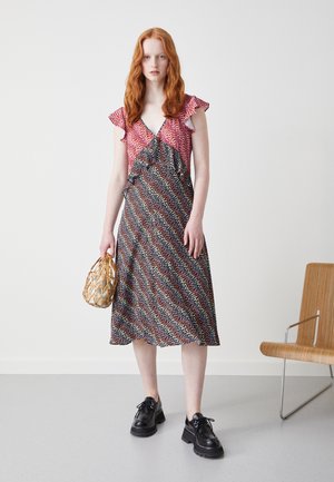 Vestido com padrão floral, com mangas franzidas, decote em V e design fluido. As cores incluem padrões em vermelho, preto e branco, com um corte a meio comprimento.