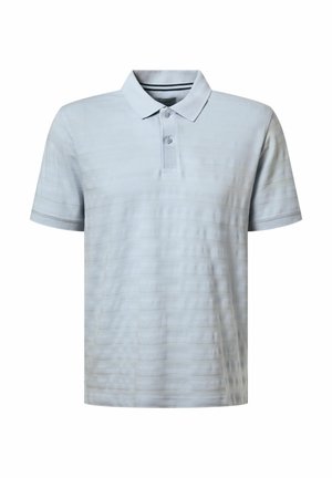 Hellblaues Polohemd mit kurzen Ärmeln und dezenten horizontalen Streifen, zwei Knöpfen am Ausschnitt und einem kleinen, bestickten Logo auf der linken Brust.