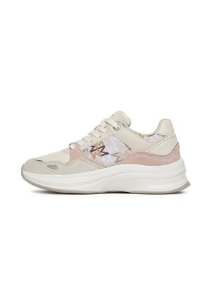 Biało-beżowy sneaker z grubą białą podeszwą, panelami z zamszu i skóry, wzorzystą siateczkową boczną częścią i sznurowanym zapięciem.