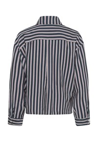 Pročrtana srajca v mornarsko modri, roza in beli barvi; z dolgimi rokavi, gumbnimi manšetami, ovratnik, zadnji yoke, sproščen kroj, vidni šivi.