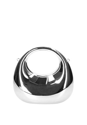 Sac à main argenté brillant à forme arrondie, avec une large poignée circulaire découpée et de petites boucles métalliques sur les côtés pour une bandoulière.