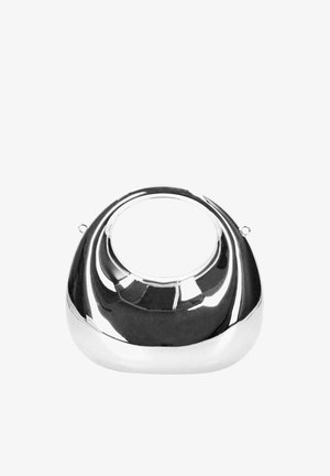 Glänzende silberne Handtasche mit abgerundeter Form, großem rundem Griffausschnitt und kleinen Metallringen an den Seiten für einen Riemen.