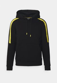 Hoodie noir avec des accents rayés jaunes le long des épaules. Doté d'une capuche ajustable et d'une poche kangourou à l'avant. Texture de tissu douce.