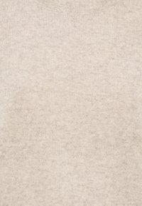 Beige Strickpullover mit einem gerippten Rundhalsausschnitt, der eine weiche Textur und ein dezentes Muster im gesamten Stoff aufweist.