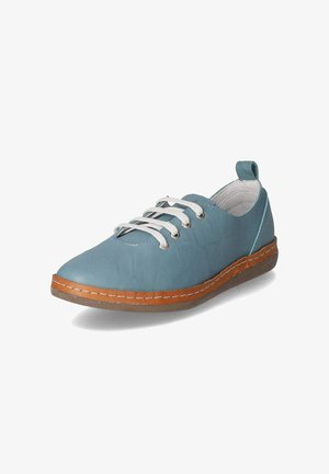Casual blauwe leren veterschoen met witte veters, bruine gestikte tussenzool en rubberen zool, schuin naar links op witte achtergrond.